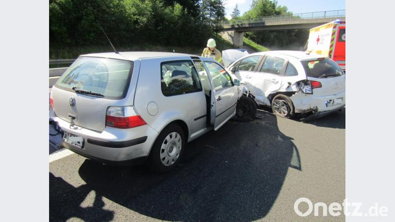 Wegen eines Unfalls musste die A 93 bei Wiesau in Richtung Norden am frühen Donnerstagabend für rund eine Stunde gesperrt werden. Bild: Feuerwehr Wiesau/exb