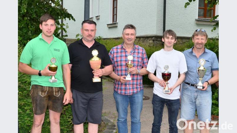 Pokale erhalten die besten Teilnehmer, worüber sich (von links) Jonas Schmid, Werner Flierl, Stefan Schönberger, Daniel Kabitschke und Hermann Meier ganz besonders freuen. Bild: fjo