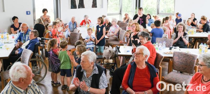 Viel Spaß haben die Kinder und die Senioren beim gemeinsamen Singen. Bild: adj