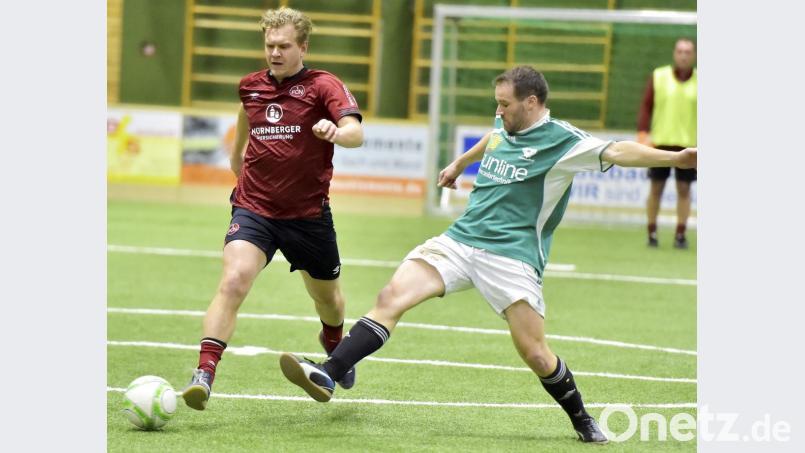 Auf ähnlich kämpferische Szenen mit dem Ex-Bundesliga-Verteidiger Andreas Wolf (links am Ball) wie beim Illschwanger Hallenmasters heuer im Februar dürfen sich die Kohlberger am Freitag freuen. Die All-Stars des 1. FC Nürnberg kommen die die Oberpfalz. Bild: jml