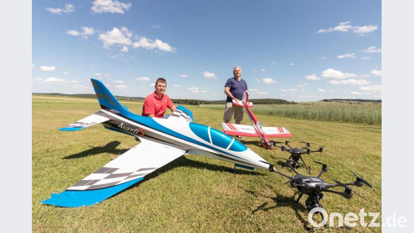 Nicht nur leistungsstarke Jets wie die &quot;Avanti S&quot; vom Vorsitzenden Alexander Braun (links), sondern auch Drohnen, Hubschrauber und natürlich normale Verbrenner- oder Elektro-Flächenmodelle wie die &quot;Calmato&quot; von Wolfgang Leipold sind im Starterfeld gern gesehen. Jeder Modellflieger soll sein Lieblingsmodell präsentieren können. Bild: dtr