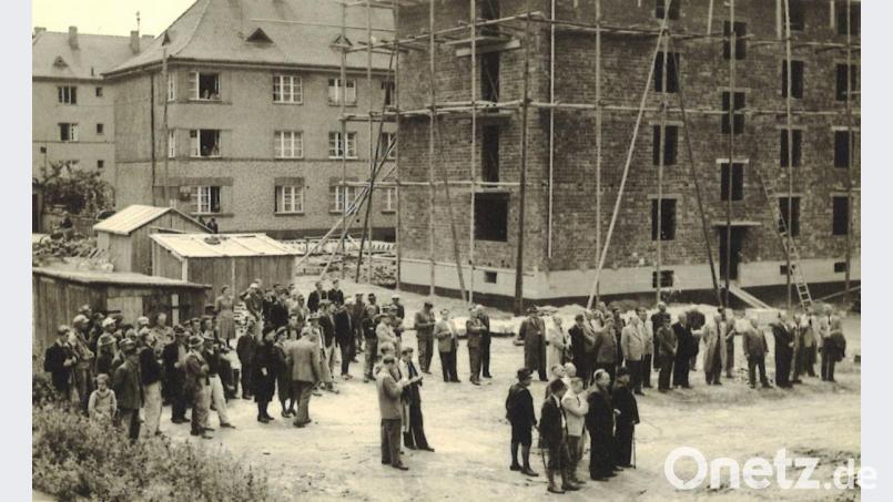 Ein Bild aus der Nachkriegszeit: Richtfest am Schießstätteweg. Damals ahnte noch niemand, dass sieben Jahrzehnte später das Werkvolk die siebtgrößte Wohnungsbaugenossenschaft Bayerns sein würde. Bild: exb