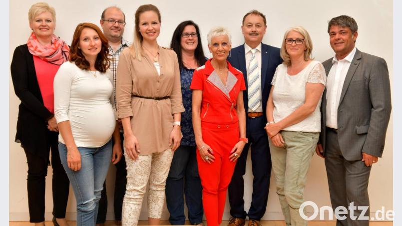 Die neu gewählte Vorstandschaft der Narrhalla Rot-Gelb Amberg (v.l.n.r.):
2. Schatzmeisterin Siglinde Weigl, 2. Schriftführerin Elena Obermeier, Beiratssprecher Oliver Fiebig, Vertreterin der tanzenden Gruppen Anja Weigl, 1. Schriftführerin Martina Fiebig, Oberhofmarschallin Iska Rausch von Traubenberg, 1. Schatzmeister Reinhard Scharl, 2. Präsidentin Helga Keck und 1. Präsident Jürgen Mühl. Bild: zig