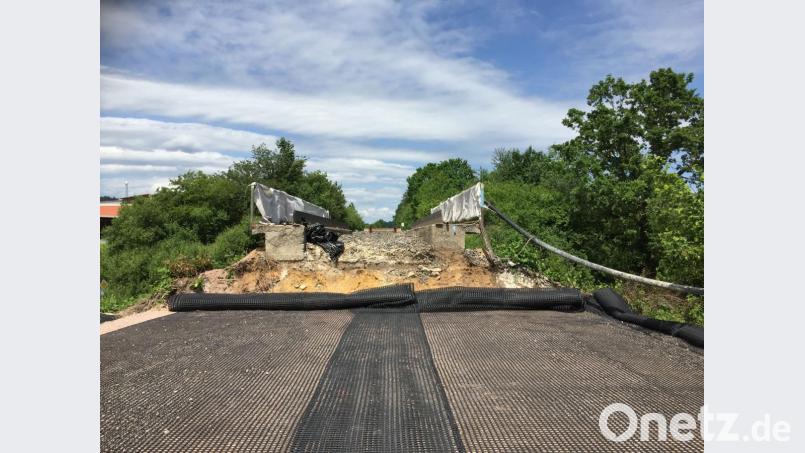 Hier entsteht ein neuer Untergrund fürs Gleis bei Schönlind. Zur Stabilisierung werden sogenannte Geogitter (im Vordergrund) mit speziellen Material-Mischungen befüllt. Bild: Unger, Heike