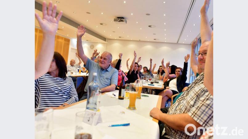 Die Neuwahl des Narrhalla-Vorstands, der Beiräte, der Rechnungsprüfer und des Ehrenrats fand per Akklamation der anwesenden Mitglieder statt. Bild: zig