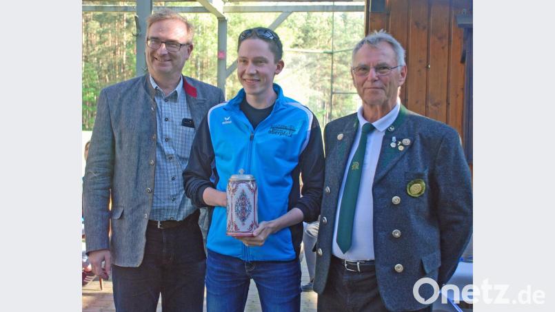 Markus Peschl (Mitte) war nicht nur der beste Einzelschütze sondern startet auch als die Oberpfälzer Hoffnung bei der Weltmeisterschaft in Russland, welche Mitte August stattfindet – hier zusammen im Bild mit MdL Alexander Flierl (links) und Ehrengildenmeister Hans-Erich Jenke. Bild: wee