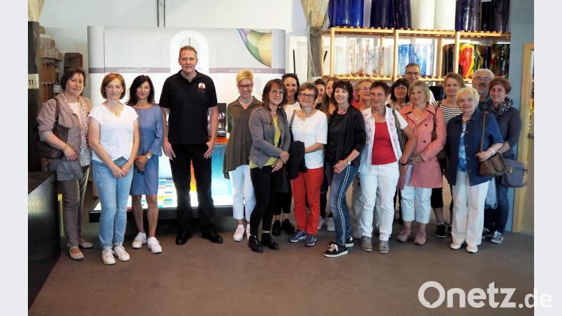 Auch den Regierungsangestellten in den Schulsekretariaten (Im Bild zusammen mit Prokurist Robert Christ, Vierter von links) im Landkreis Tirschenreuth ist bei einem Besuch in der Glashütte Lamberts die neue Ausbildung zum Glasmacher vorgestellt worden. Bild: exb