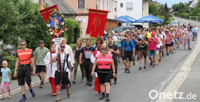 Rund 90 Gläubige aus Sorghof begeben sich auf die Fußwallfahrt nach Gößweinstein. Bild: exb