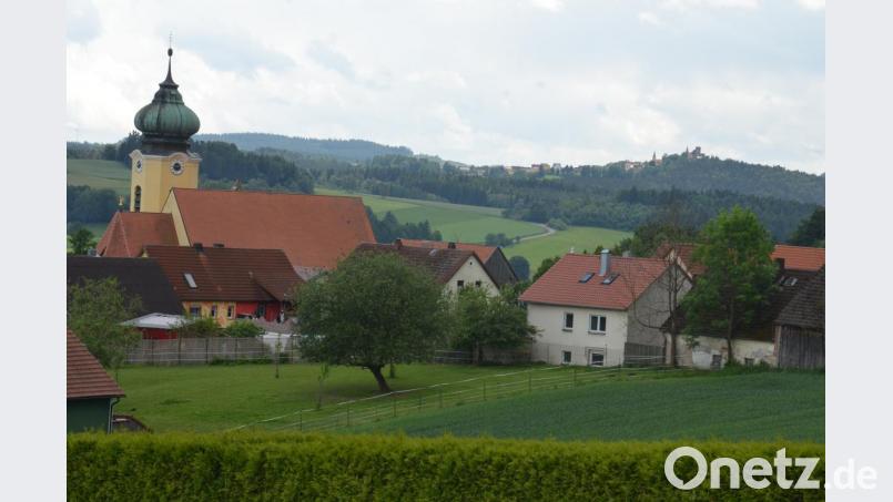 Wie gemalt liegt Roggenstein hoch über dem Luhetal, die Burg Leuchtenberg zum Greifen nah. Bild: dob