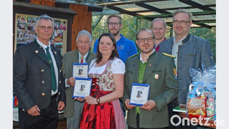 Seit rund drei Jahrzehnten wird der länderübergreifende Wettkampf der Armbrustschützen ausgetragen. Am letzten Samstag trafen sich die Teilnehmer aus Niederösterreich, Oberösterreich, Niederbayern, München/Oberbayern und der Oberpfalz auf der Sportanlage der Armbrustschützengilde Wernberg-Köblitz. Unser Bild zeigt die Sieger zusammen mit den Sportfunktionären und Vertretern aus der Politik. Bild: wee