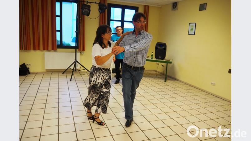 Alexander Daucher und seine Tanzpartnerin Heidi Egelkraut zeigen auf, welche Fehler bei der Haltung noch auszumerzen sind. Bild: bl