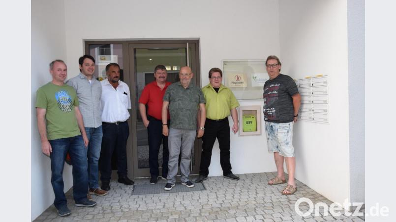 Der lebensrettende Defibrillator ist gut erreichbar am Gesundheitszentrum. Die Siedlergemeinschaft Waldthurn mit Vorstand Peter Schuch (rechts) und Beisitzer Max Kick (Dritter von rechts) spendet 500 Euro für die Miete des Gerätes, Stefan Hammerl, Betreiber des Gesundheitszentrums (Zweiter von rechts) kümmert sich um die ordentliche Aufbewahrung. Die Vertreter der Gemeinde (von links) Georg Bocka (CSU), Andreas Troidl (FW), Bürgermeister Josef Beimler und Hans-Peter Reil (SPD) freuen sich über die neue Errungenschaft. Bild: fla