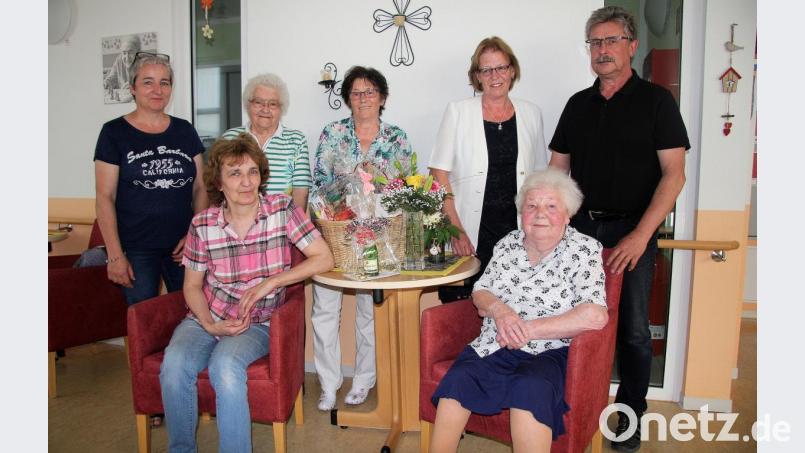 Laura Ernstberger feierte ihren 85. Geburtstag im Senioren-Servicehaus. Im Bild von links die Nichten Rita Petrik und Marianne Kraus, Schwägerin Margaretha Kappauf, die Vorsitzende des Frauen- und Müttervereins Anna Koller, Pflegedienstleiterin Edith Urbanczyk, Jubilarin Laura Ernstberger und Bürgermeister Wolfgang Braun. Bild: wro