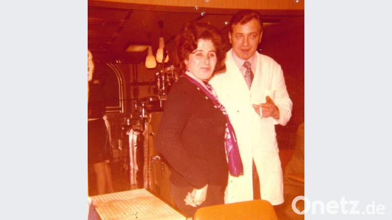 Michele De Pellegrin, 1974 im besten Mannesalter von 42 Jahren, hier mit einer Bedienung in seinem Eis-Café in Schwandorf. Die Gaststätte war damals am Unteren Markt beheimatet. Bild: td