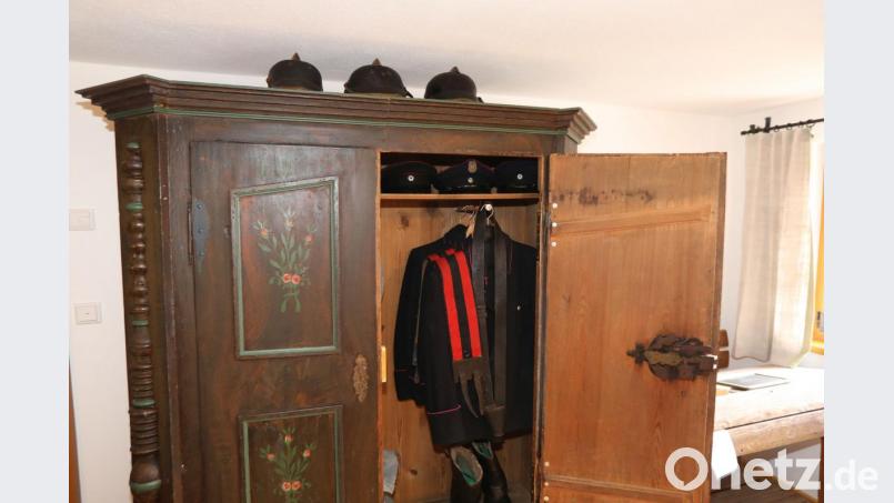 Im Bauernschrank aus dem 19. Jahrhundert hängen Feuerwehruniformen von anno dazumal. Bild: Gerhard Götz