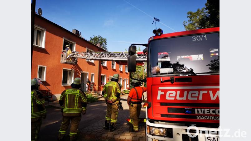 Fast schon Routine ist es für die Schwandorfer Wehr, kranke Menschen aus ihren Wohnungen zu bergen, wenn sich kein anderer Ausweg bietet. Bild: Thomas Dobler