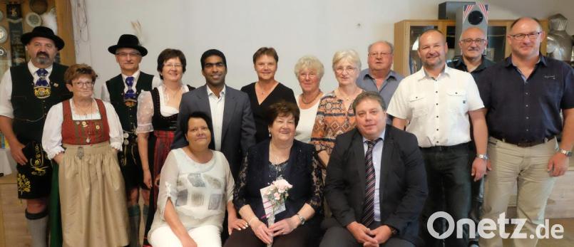 Irene Forster (Mitte, sitzend, mit Tochter Inge, links) feierte ihr 80. Wiegenfest mit vielen Gästen im Gasthof Bodensteiner. Bürgermeister Hans Gradl (sitzend rechts) gratulierte im Namen der Gemeinde Schwarzach und Pfarrvikar Joseph Kokkoth (stehend Fünfter von links) für die Pfarrei Schwarzenfeld. Auch Vereinsabordnungen überbrachten die Glückwünsche: Der Trachtenverein D´Miesbergler sowie die örtlichen Vereine Frauenbund, Gartenbau- und Schützenverein sowie die Feuerwehr Wölsendorf. Bild: ohr