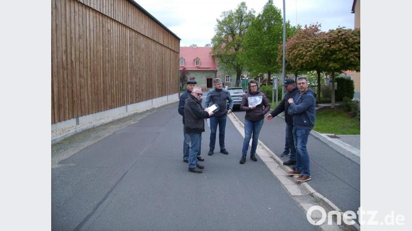 Das Ausmaß der Reparaturbedürftigkeit der Kurbersdorfer Straße begutachtete der Bauausschuss am 15. Mai. Die festgestellten Schäden werden baldmöglich repariert, Ausbaubeiträge fallen für die Anlieger nicht an. Bild: bjp