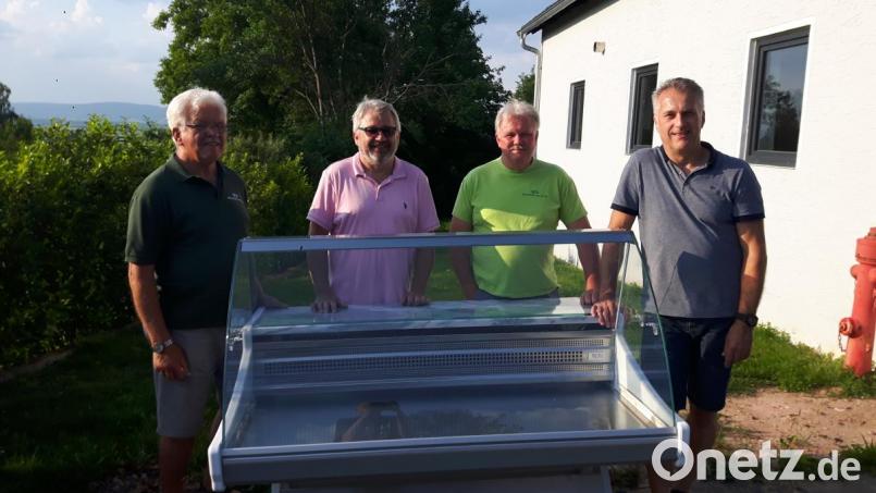 OGV-Vorsitzender André Dietrich (Zweiter von rechts) übergibt die neue Kühltheke an (von links) Gerätewart Klaus Sehnke, Stadtverbandsvorsitzenden und 2. Bürgermeister Karlheinz Schultes und Stadtverbandsvorsitzenden Helmut Schäffler. Bild: alr