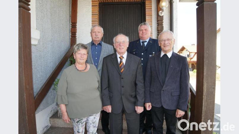 Heidi Richthammer (OGV Högling) und Zweiter Bürgermeister Josef Sturm (von links) gratulierten Josef Scharl (Mitte) ebenso wie Siegfried Schlosser (Feuerwehr Högling) und Pfarrer Johann Schächtl (rechts). Bild: nib