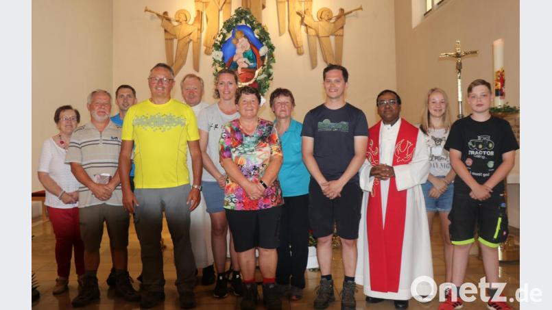 Einige Pilger, hier mit Pfarrvikar Hrudaya Kumar Madanu (Dritter von rechts), werden für ihre oftmalige Teilnahme geehrt. Bild: exb