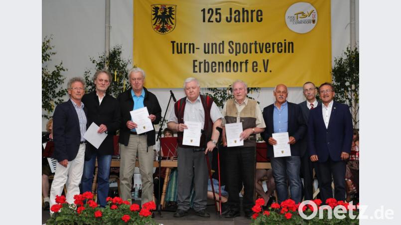 TSV-Vorsitzender Bernhard Reis (links) sowie (von rechts) der Vizepräsident des Bayerischen Landessportverbandes Peter Rzytki und Bürgermeister Hans Donko mit den Mitgliedern, die 60 Jahre dem TSV angehören. Auf dem Bild (von links) Hans Herrmann, Willi Müller, Werner Gmeiner, Franz Bäumler und Karlheinz Scheibl. Bild: JOCHEN NEUMANN 
ERBENDORF