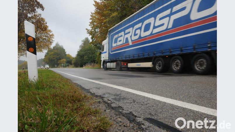 Nach dem ersten Bauabschnitt 2016 bekommt die B 14 jetzt auch bis zur Bezirksgrenze eine neue Decke. Bild: ge