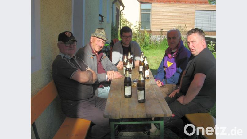 Nachdem alle Kleidersäcke eingesammelt sind, lassen die Helfer den Tag in gemütlicher Runde ausklingen. Bild: hhn