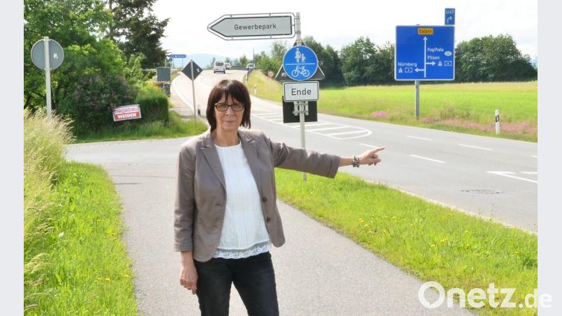 Bürgermeisterin Margit Kirzinger deutet auf das Ende eines Radwegs. Im Juni 2016 suchte sie nach einer Lösung, um dort Unfällen vorzubeugen. Archivbild: fjo