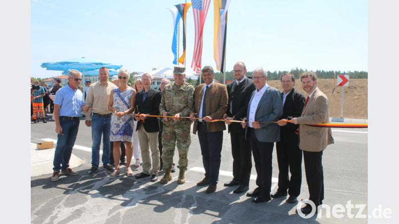 Politik, Kirche und Vertreter der US-Armee durchtrennten das Band und gaben damit offiziell den Kreisverkehr frei. Bild: sne