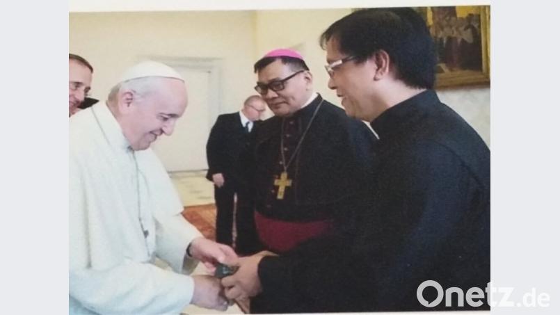 Papst Franziskus freut sich über den Eslarner Honig von Bischof José Rojas. Repro: gz