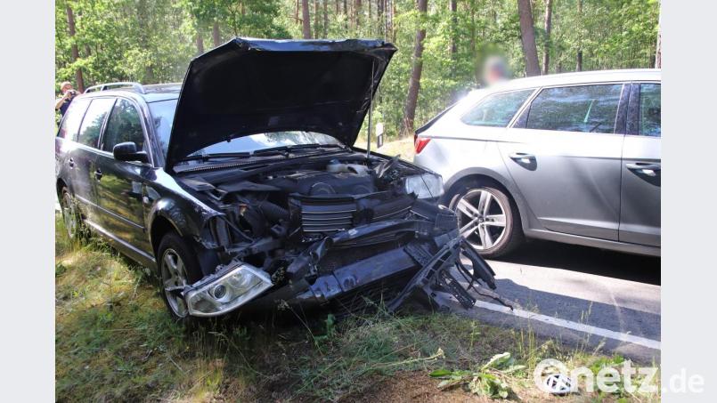 Der VW ist nach dem Unfall stark beschädigt. Bild: jma