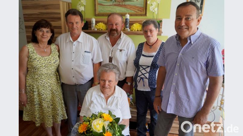 Zum 85. Geburtstag von Anna Näger (vorne sitzend) gratulieren dritter Bürgermeister Heribert Schubert, Frieda und Hans Näger, sowie Franz und Karoline Näger (von rechts). Bild: arw