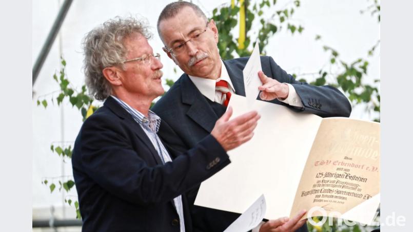 (von links) TSV-Vorsitzender Bernhard Reis nahm die Urkunde des Bayerischen Landessportverbandes sowie eine kleine finanzielle Unterstützung aus den Händen von Vizepräsidenten Peter Ryztki entgegen. Bild: JOCHEN NEUMANN 
ERBENDORF