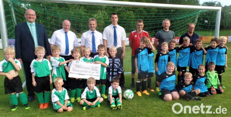 Ganz viele Spieler werden beim Kirwa-Cup-Turnier des SV Kohlberg-Röthenbach wieder hinter dem Ball herjagen. Am Ende werden sich Vorsitzender Thomas Knöbl (links), Sponsoren und SV-Verantwortliche mit den strahlenden Siegermannschaften freuen. Bild: jml