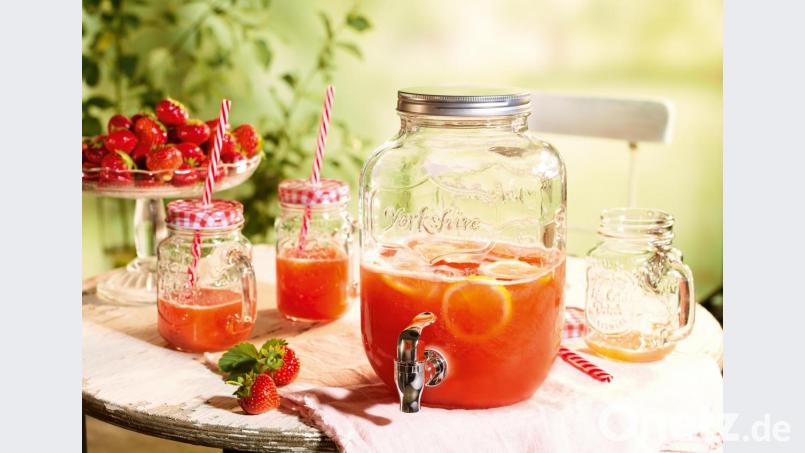 Die Erdbeerlimonade ist schnell zubereitet - und ein echter Hingucker bei jeder Sommerparty. Bild: exb