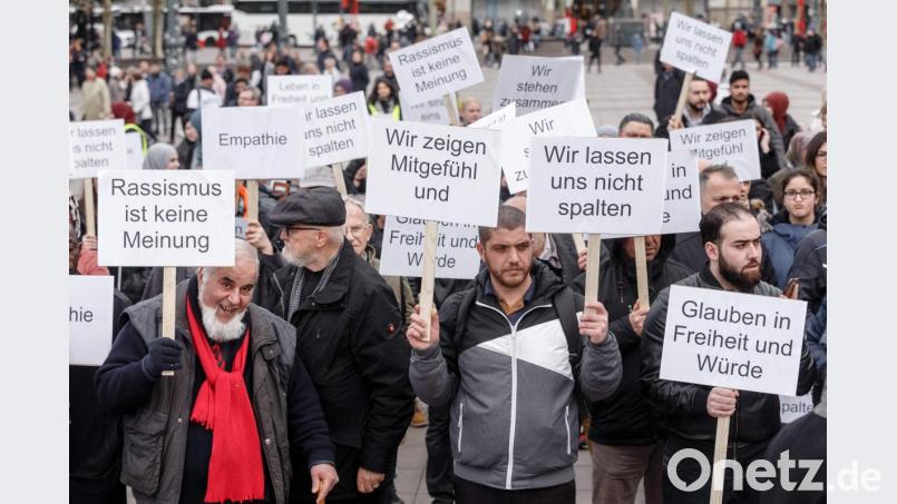 Bei einem Terroranschlag auf zwei Moscheen in Christchurch am 15. März dieses Jahres tötete ein aus Australien stammender Rechtsterrorist mit Schusswaffen insgesamt 51 Menschen und verletzte weitere 50, einige davon schwer. Das Bild zeigt Teilnehmer einer Friedenskundgebung für die Christchurch-Opfer am 23. März in Hamburg. Archivbild: Markus Scholz/dpa