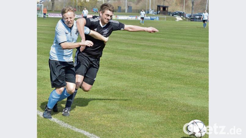 Da muss Johannes Hartinger (links) einiges einstecken: Revanchefouls kennen die Haselmühler Spieler aber nicht. Der ASV Haselmühl ist mit seinen vier Mannschaften in der Fairnesswertung der Saison 2018/19 weit vorne vertreten. Die „Zweite“ wiederholte sogar den Vorjahressieg und gewann erneut die Gesamtwertung von der A-Klasse bis hinauf zur Kreisliga. Bild: zg