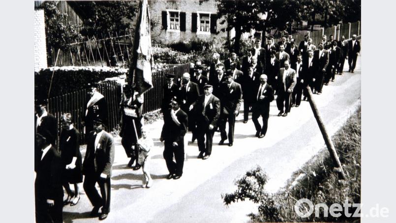 Der Männergesangverein Edelweiß beim Festzug anlässlich der Fahnenweihe im Jahr 1963. Bild: wku