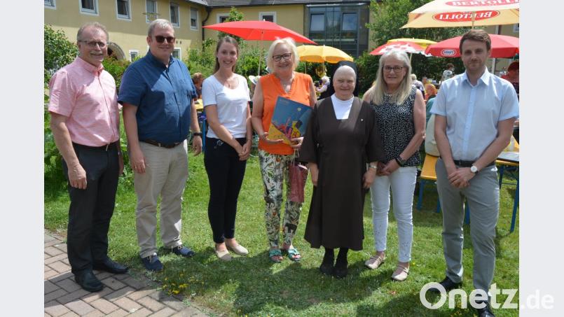 Eine Ära im Senioren-Zentrum Theresianum ging zu Ende: Margit Küspert (Mitte) wurde nach fast 20 Jahren an verantwortlicher Stelle in den Ruhestand verabschiedet. Ihre Nachfolgerin als Direktorin ist Lisa Zang (Dritte von links). Mit im Bild (von links) Bürgermeister Max Bindl und Carsten Gleißner (Leiter Ambulante Krankenpflege) sowie (von rechts) Severin Kuhn (Geschäftsbereich Altenhilfe beim Deutschen Orden Deutschland), Pflegedienstleiterin Henrike Neumann und Oberin Schwester Hedwigis. Bild: jr