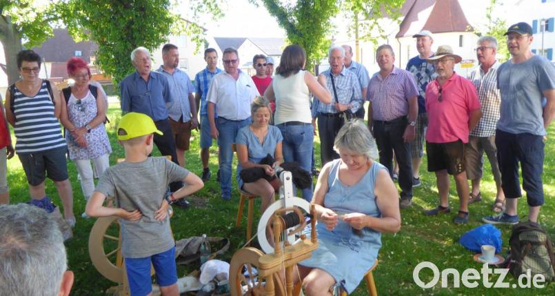 Bei ihrem spontanen Konzert im Karlsgraben haben die Illschwanger Sänger in einigen Frauen, die mit dem Spinnen von Schafwolle beschäftigt sind, aufmerksame Zuhörerinnen. Bild: no