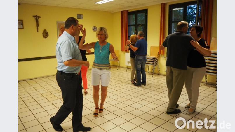 Voll konzentriert widmen sich die Kursteilnehmer in Schmidgaden den Schrittfolgen von Cha-cha-cha oder Samba. Bild: bl