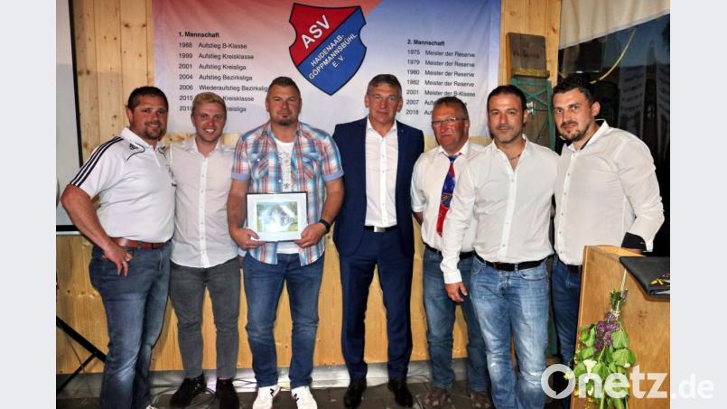 Sie gehören zu den Garanten des ASV-Erfolgs: Vorsitzender Stephan Veigl, Spielführer Tobias Eigler, Sponsor Matthias Veigl, Trainer Klaus Schinner, Ehrenmitglied Wolfgang Veigl, Betreuer Jens Brunner und Thorsten Küffner (von links). Bild: hai