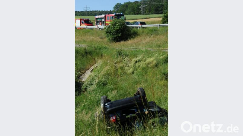Die Autofahrerin kam von der B85 ab und landete in einem Regenüberlaufbecken. Bild: gf