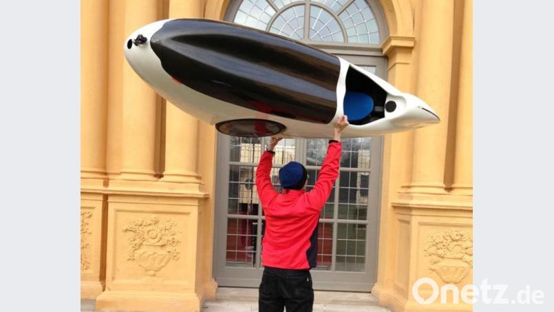 Das Fahrzeug ist federleicht. Richard Schaffenroth trägt es manchmal durch die Gegend. Bild: upl