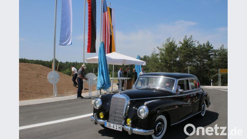 Ein Oldtimer war der erste, der den Kreisverkehr befuhr. Nicht so wichtig, dass er dabei entgegen der Fahrtrichtung unterwegs war. Bild: sne
