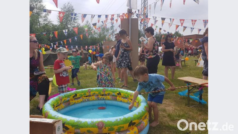 Angeln im Plantschbecken und andere Spiele - die Kinder genießen die Camperzeit. Bild: exb