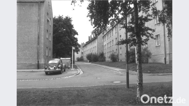 Aus dem Werkvolk-Fotoalbum: Ein einsamer Käfer parkt bei Wohnblöcken in der Kettelerstraße. Bild: exb