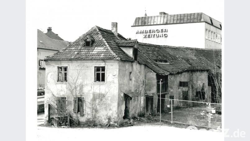 So sah es in der Mühlgasse am Anfang der 90er Jahre aus. Damals standen noch die verfallenden Reste der ehemaligen Gärtnerei Zahn. Bild: Wolfgang Steinbacher