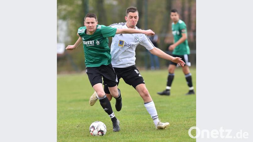 Christian Most (links) in Aktion: Der Spielertrainer des FC Wernberg kann nahezu auf sein bewährtes Team bauen. Bild: mhs